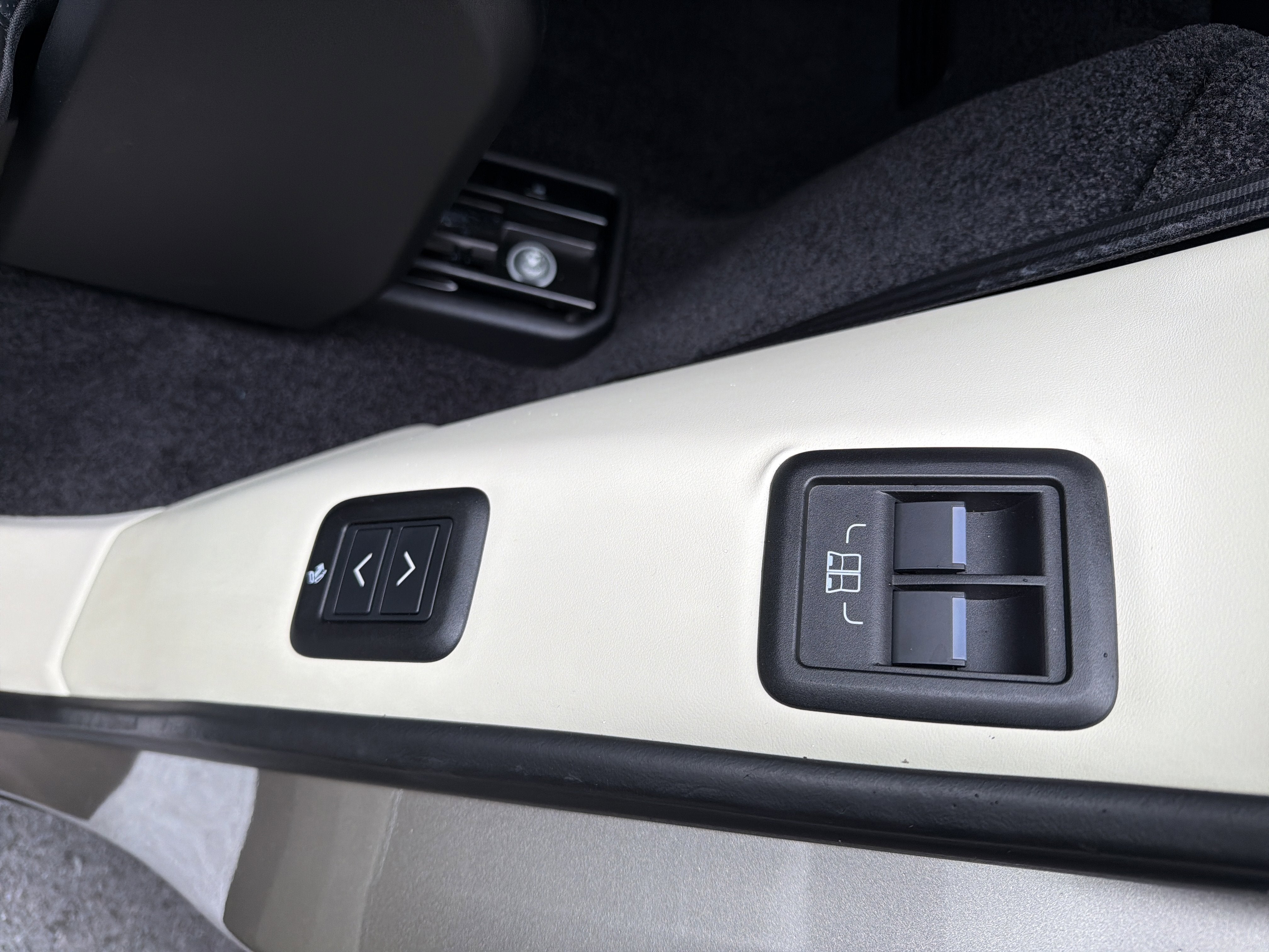 2024 Land Rover Range Rover P400 SE LWB 7 Seat