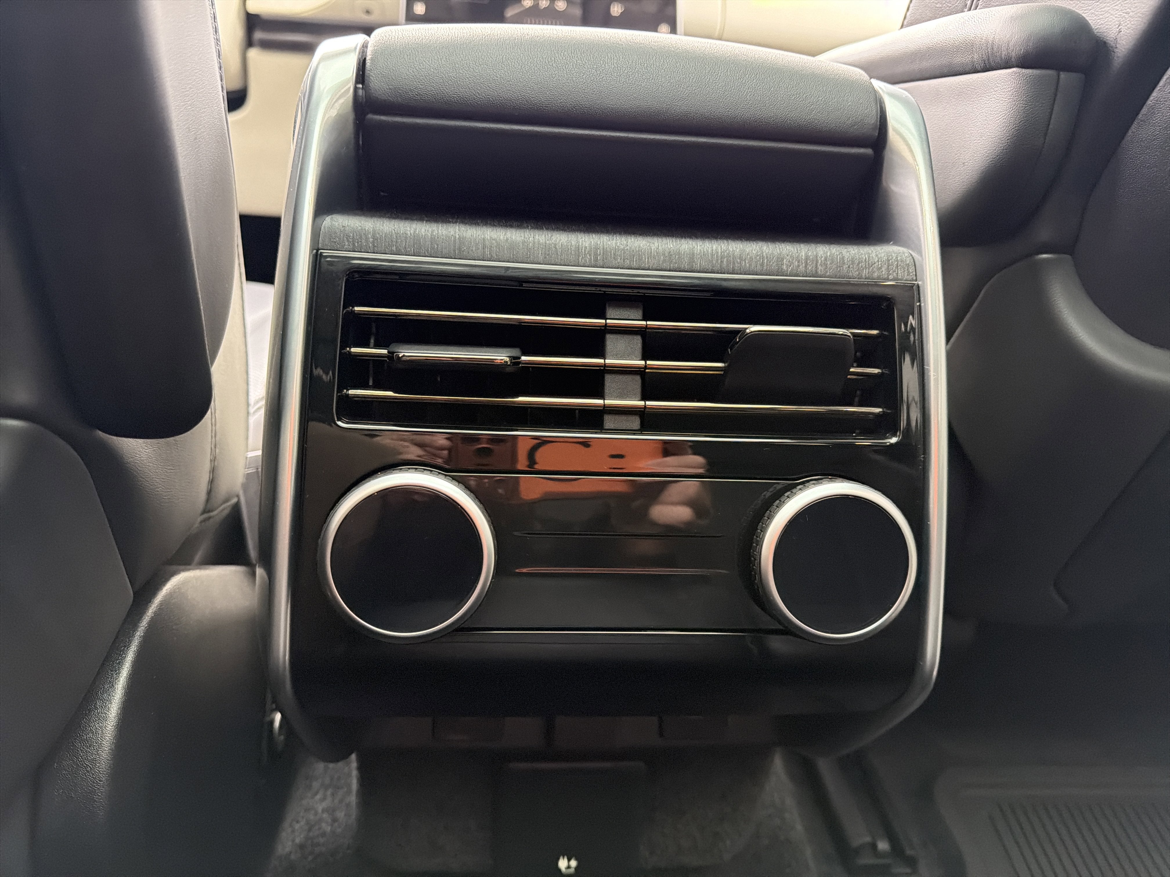 2024 Land Rover Range Rover P400 SE LWB 7 Seat