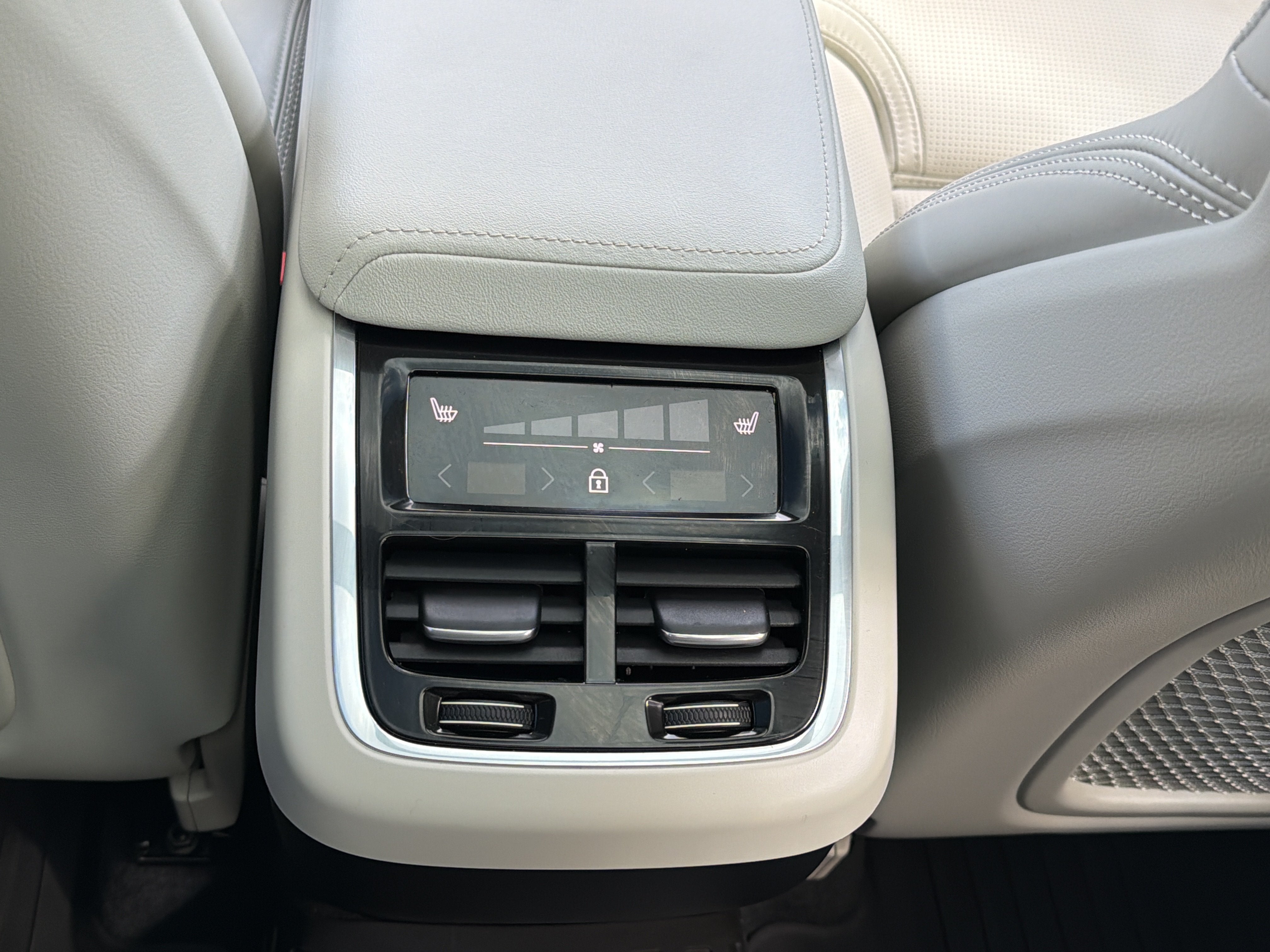 2026 Volvo XC60 B5 AWD Ultra